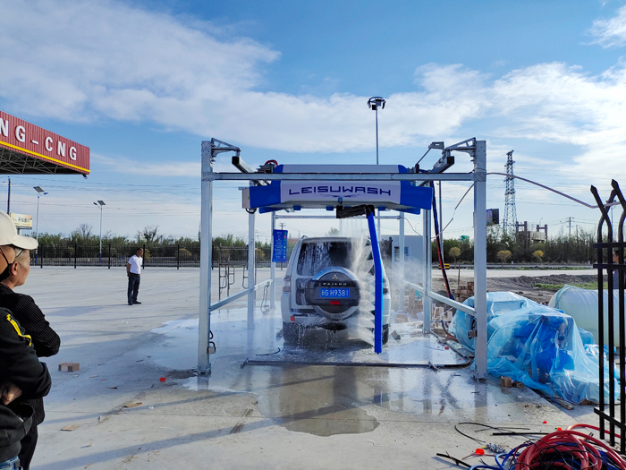 The 360 mini car washing machine was installed at the Jietong Energy refueling station in Emin County, Tacheng, Xinjiang.